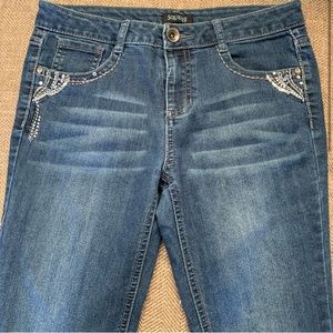 Excellent Preowned Condition Squeeze Jeans Size 14 Very Cute design pockets.